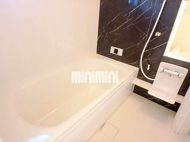 バス・シャワールーム　浴室に窓が付いております。