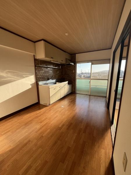 キッチン　明るいダイニングキッチン