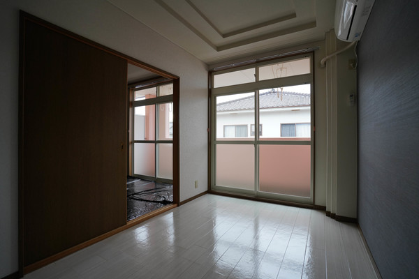 居室・リビング　同じ建物の別なお部屋