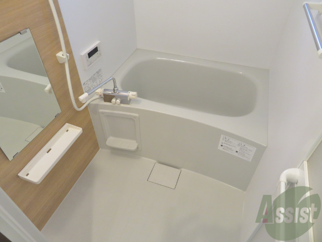 バス・シャワールーム　浴室は、洗い場が広めですね！浴槽もゆったりできそうです。