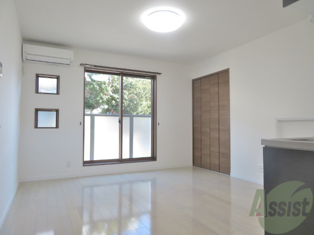 居室・リビング　白いフローリングで、清潔感がありますね！