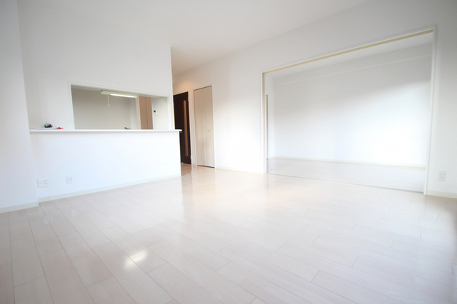 居室・リビング　真っ白な広々としたリビングダイニング