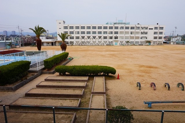 小学校　高槻市立冠小学校（小学校）まで216m