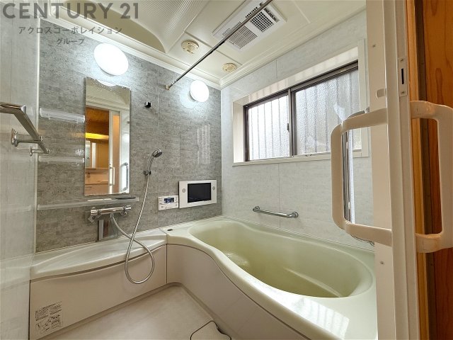 バス・シャワールーム　浴室乾燥・追い焚き機能付きです☆