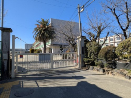 小学校　岩倉市立岩倉北小学校（小学校）まで491m