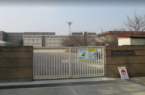 小学校　加古川市立平岡北小学校（小学校）まで740m