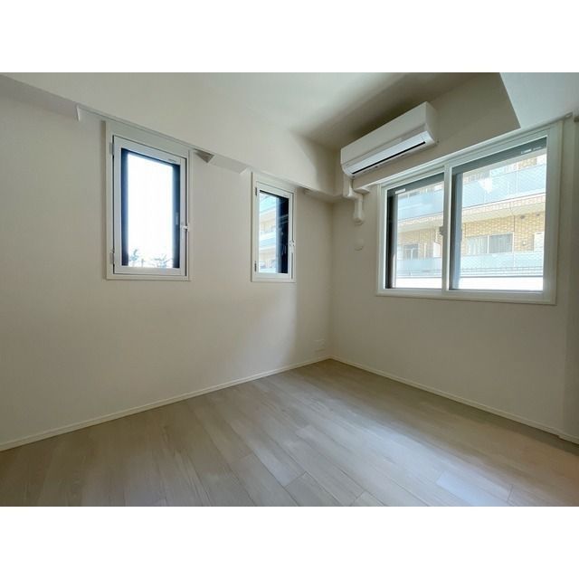 その他部屋・スペース　落ち着いた色調の寝室です