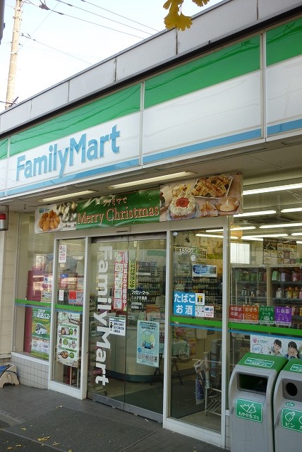 コンビニ　ファミリーマートニック片倉店（コンビニ）まで352m