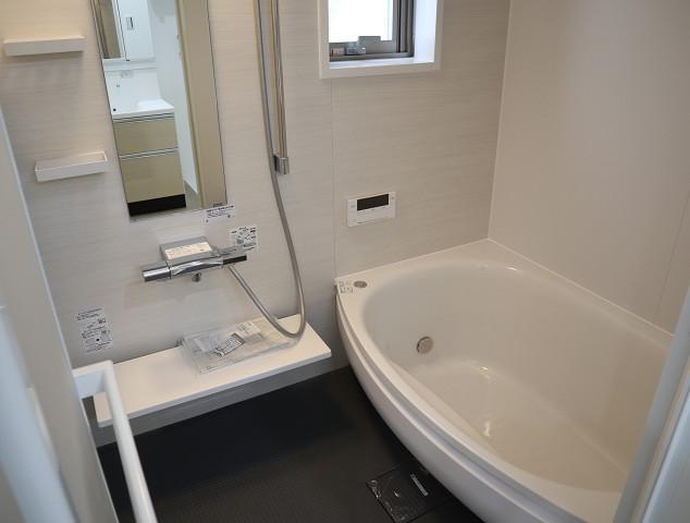 バス・シャワールーム　207号室モデルです。床・建具の色合いは異なります。