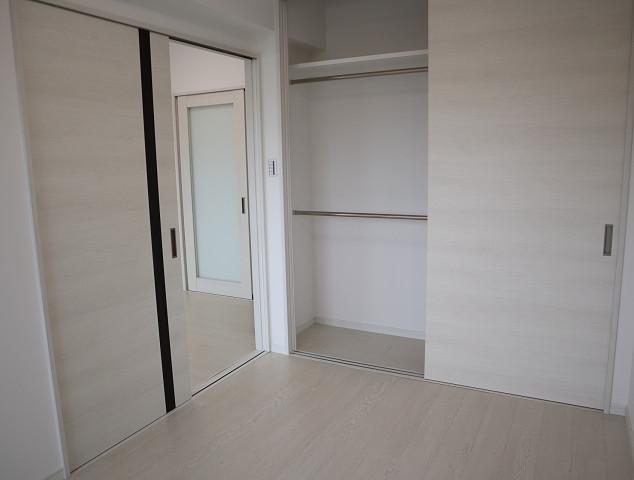 その他　207号室モデルです。床・建具の色合いは異なります。