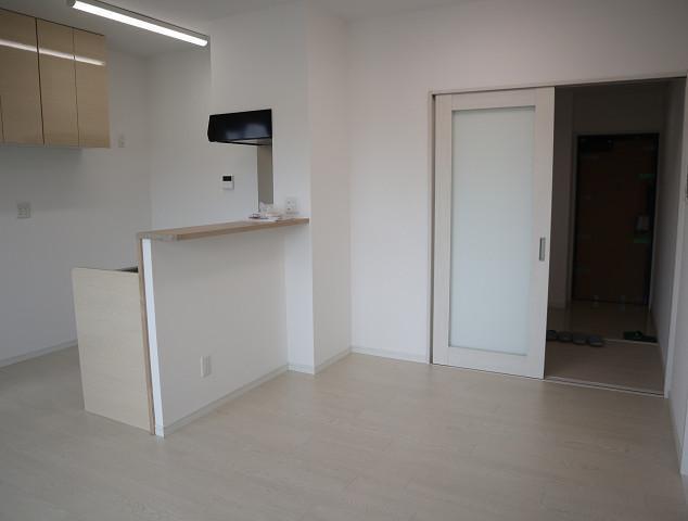 居室・リビング　207号室モデルです。床・建具の色合いは異なります。