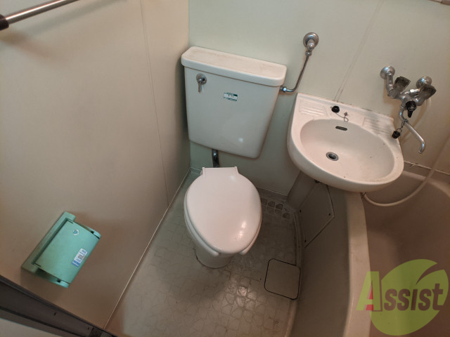 トイレ　ユニットバス内のトイレです。一人暮らしなら十分ですね。