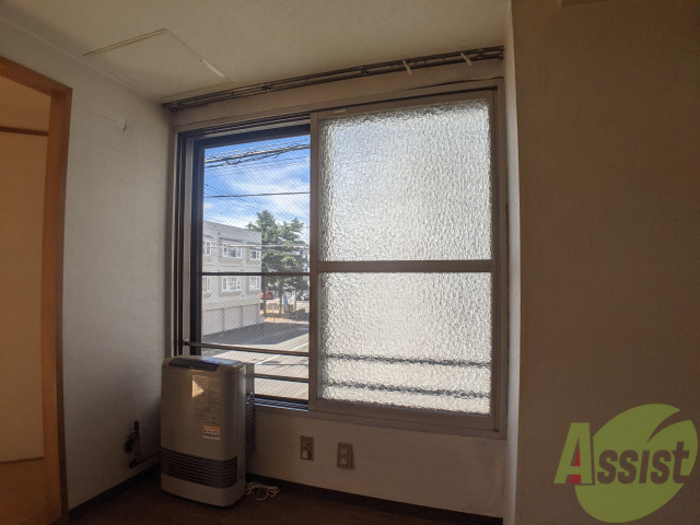 バルコニー　大きな窓がありますので風通しが良さそう。