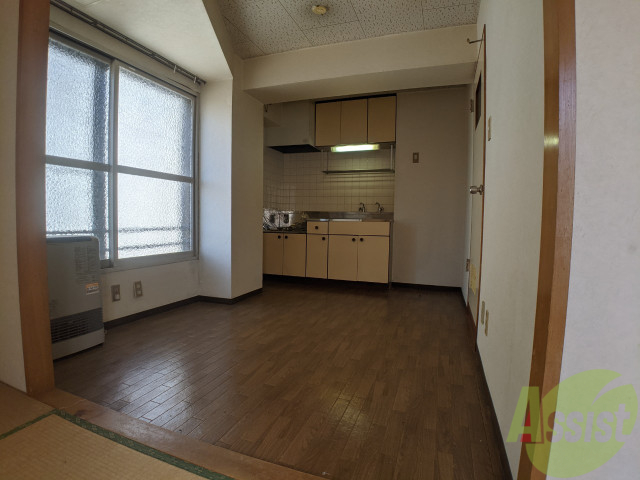 居室・リビング　洋室です。木目のフローリングが落ち着きますね。