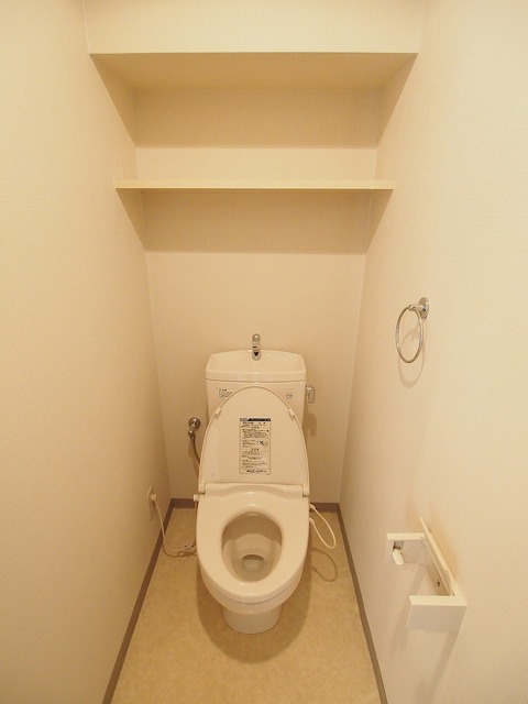 トイレ　上部収納有り