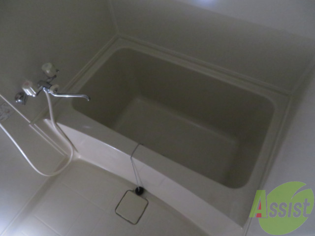 バス・シャワールーム　バスルームは狭すぎず、シャワーも浴びやすそうです。