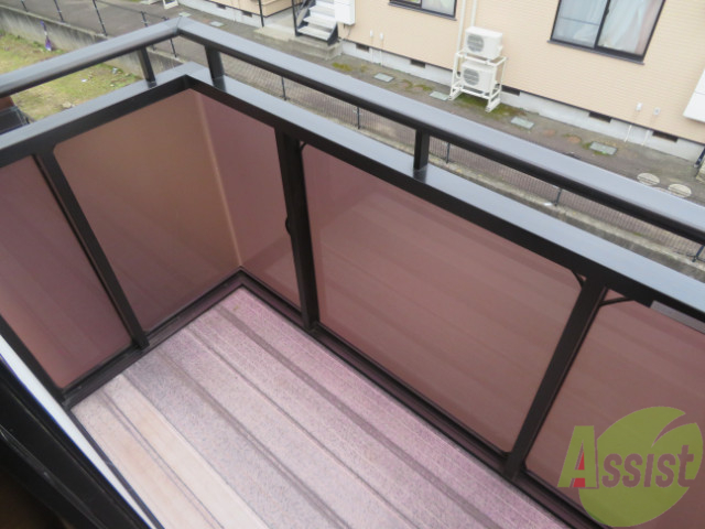 バルコニー　バルコニーは洗濯物がはかどりそうな広さがありますよ。