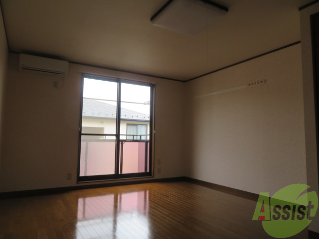 居室・リビング　リビングは、広々していて陽当たりもよさそうですね。