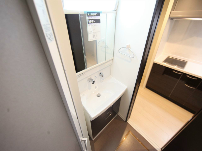 洗面設備　脱衣所　独立洗面台（シャンプードレッサー付）収納スペース有