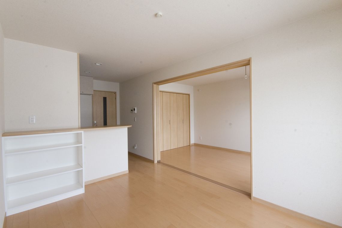 居室・リビング　ＬＤＫ104帖　カウンター下収納がございます。