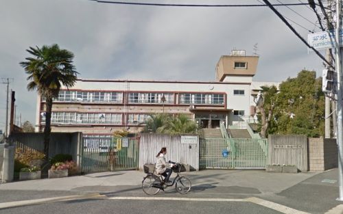 中学校　和泉市立和泉中学校（中学校）まで684m
