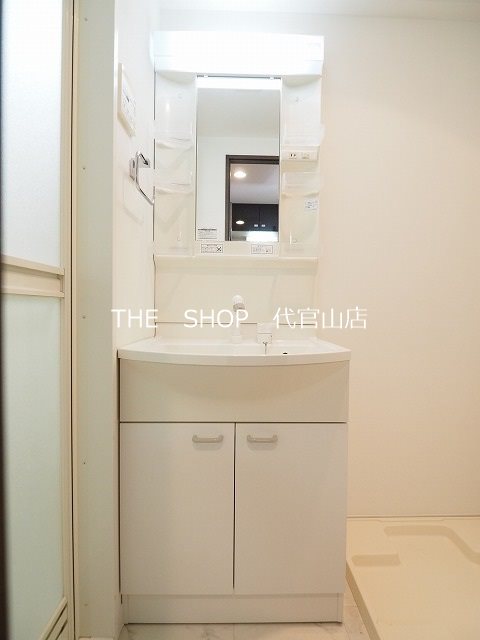 洗面設備　便利なハンドシャワー付きの洗面台