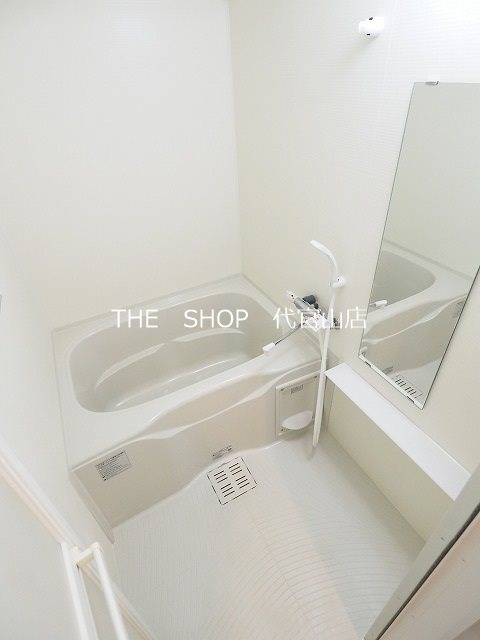 バス・シャワールーム　広めの浴室で心地良いバスタイムが過ごせます！