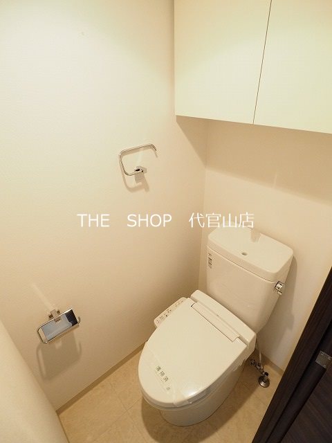 トイレ　暖房便座付きシャワートイレ。洗面所と別スペースです！