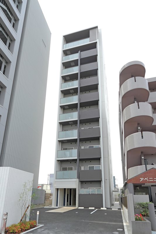 建物外観　10階建て。オシャレな外観。