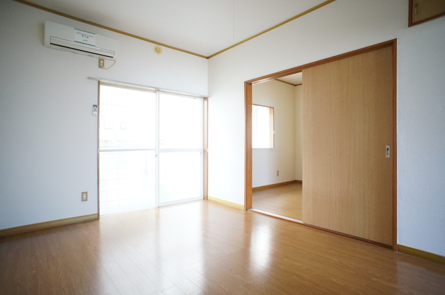 その他部屋・スペース　明るい色合いのフローリングが優しい雰囲気の室内です☆