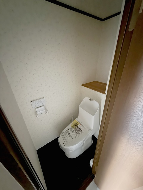 トイレ　人気アイテムの温水洗浄便座。清潔感のあるトイレです。
