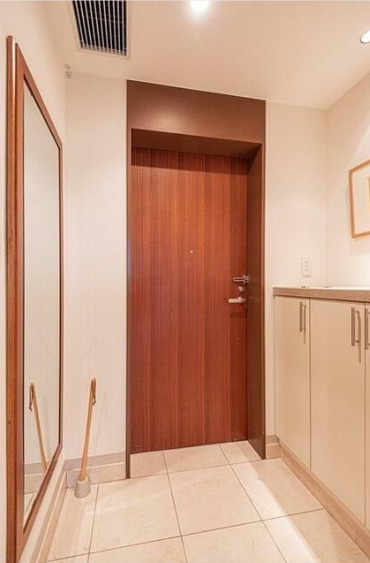 玄関　※別部屋の参考写真です。