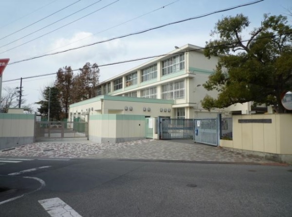 中学校　富田林市立第三中学校（中学校）まで2138m