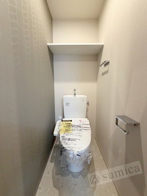 トイレ　人気アイテムの温水洗浄便座。清潔感のあるトイレです。