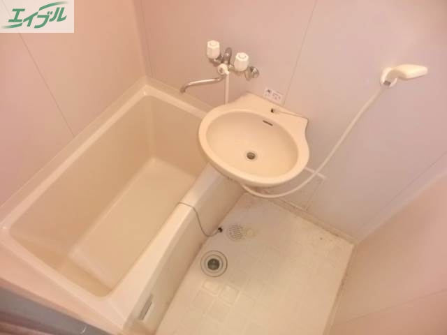 バス・シャワールーム　同物件、別部屋の写真です