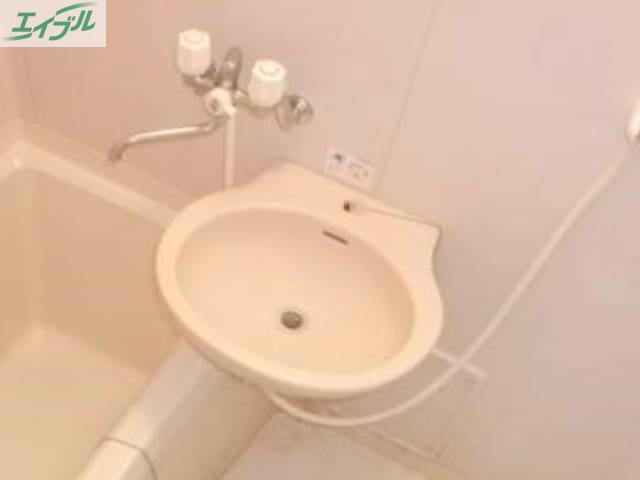 洗面設備　同物件、別部屋の写真です