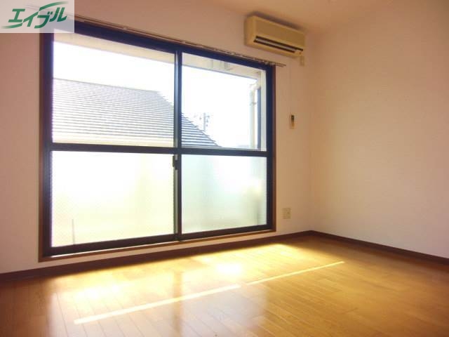 居室・リビング　同物件、別部屋の写真です