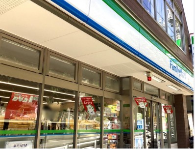 コンビニ　ファミリーマート品川区役所前店（コンビニ）まで303m