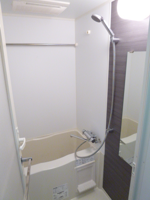 バス・シャワールーム　バストイレ別で清潔感のある水回り