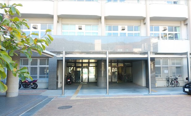 中学校　神戸市立鷹匠中学校（中学校）まで328m