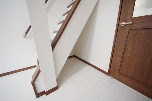 その他　★階段下にも物が置けそうですね★