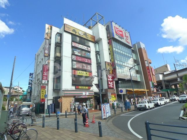 コンビニ　セブンイレブン新松戸駅前店（コンビニ）まで460m