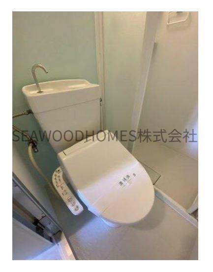 トイレ　ほっと落ち着ける、白基調のクリーンな空間。