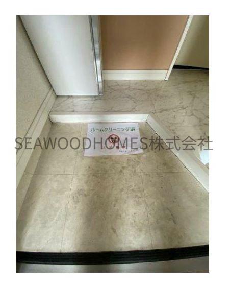 玄関　ドアを開ければ、明るく清潔な空間がお出迎え。