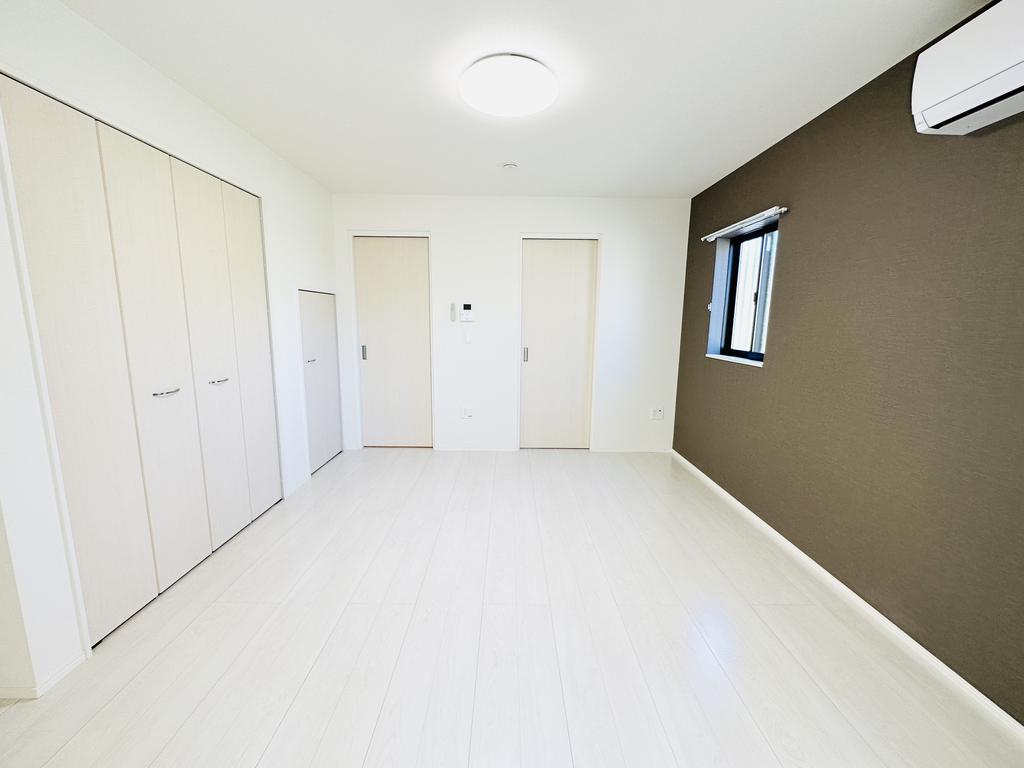 居室・リビング　※画像右側の小窓は102にはありません