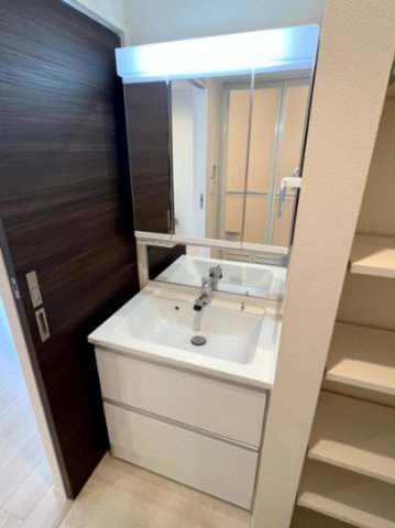 洗面設備　3面鏡タイプの独立洗面台