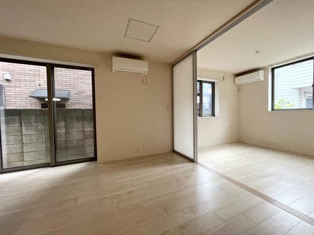 居室・リビング　窓も多く開放感のあるリビング