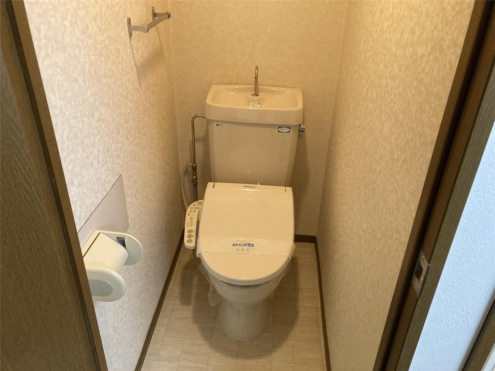 トイレ　ウォシュレット便座付きです(別部屋参考写真)