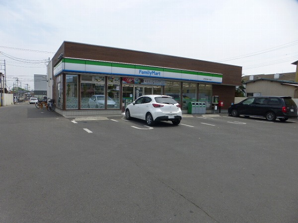 コンビニ　ファミリーマート（コンビニ）まで110m