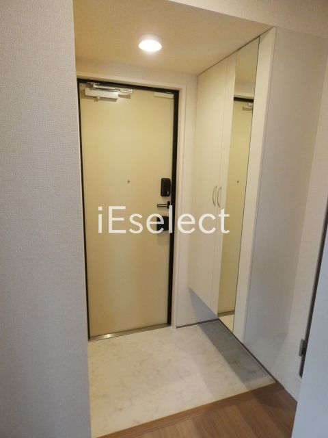 玄関　玄関収納もたっぷりです